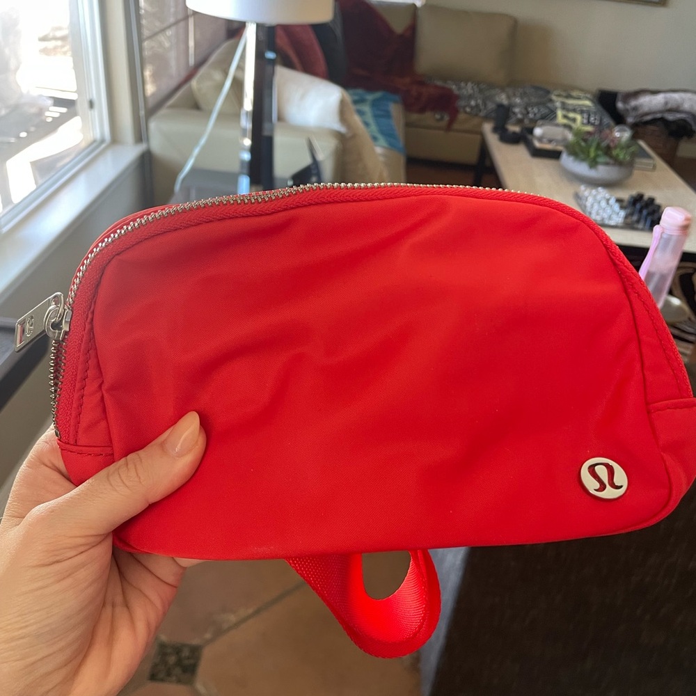 LULULEMON everywhere belt crossbody bag